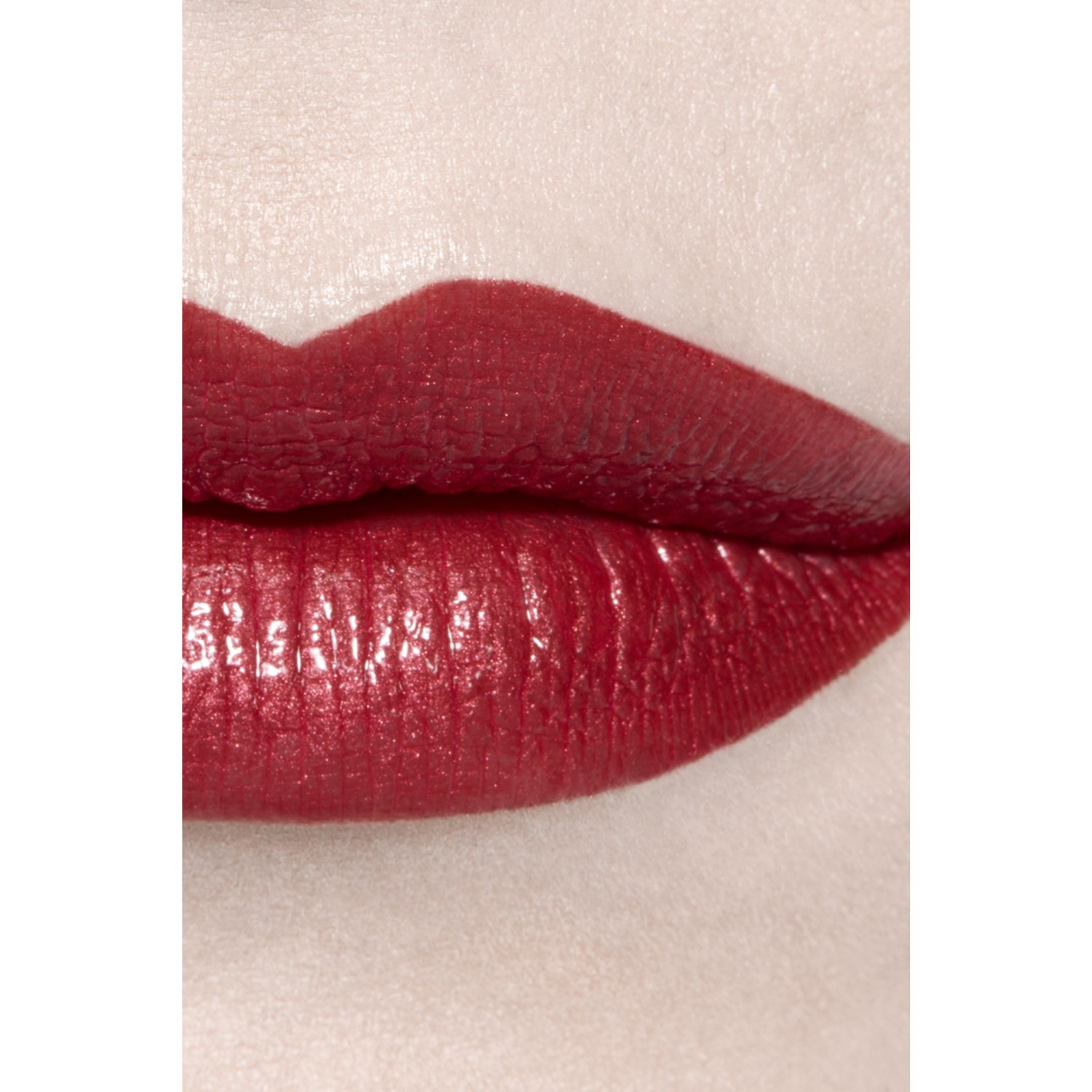 LA BARRA DE LABIOS HIDRATANTE Y REPULPADORA DE LARGA DURACIÓN. COLOR Y BRILLO INTENSOS.